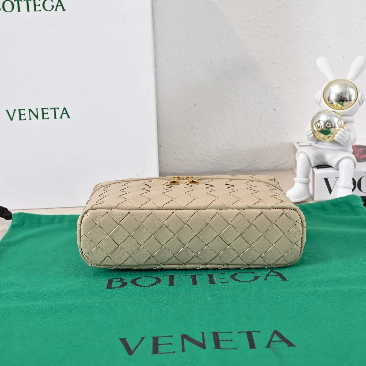 Batch 1360 Bottega Veneta 24 spring and summer woven zipper crossbody bag. A crossbody bag that can be used as a cosmetic bag. The exquisite weaving and compact body are an indispensable accessory for the upcoming summer. The double zipper also better protects the bag. It has a large capacity. If you like it, don’t miss it. Style number: 9109 Size: 22*12.5*5cm